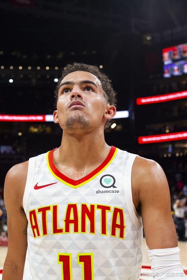 他在背身拿 他在背身拿