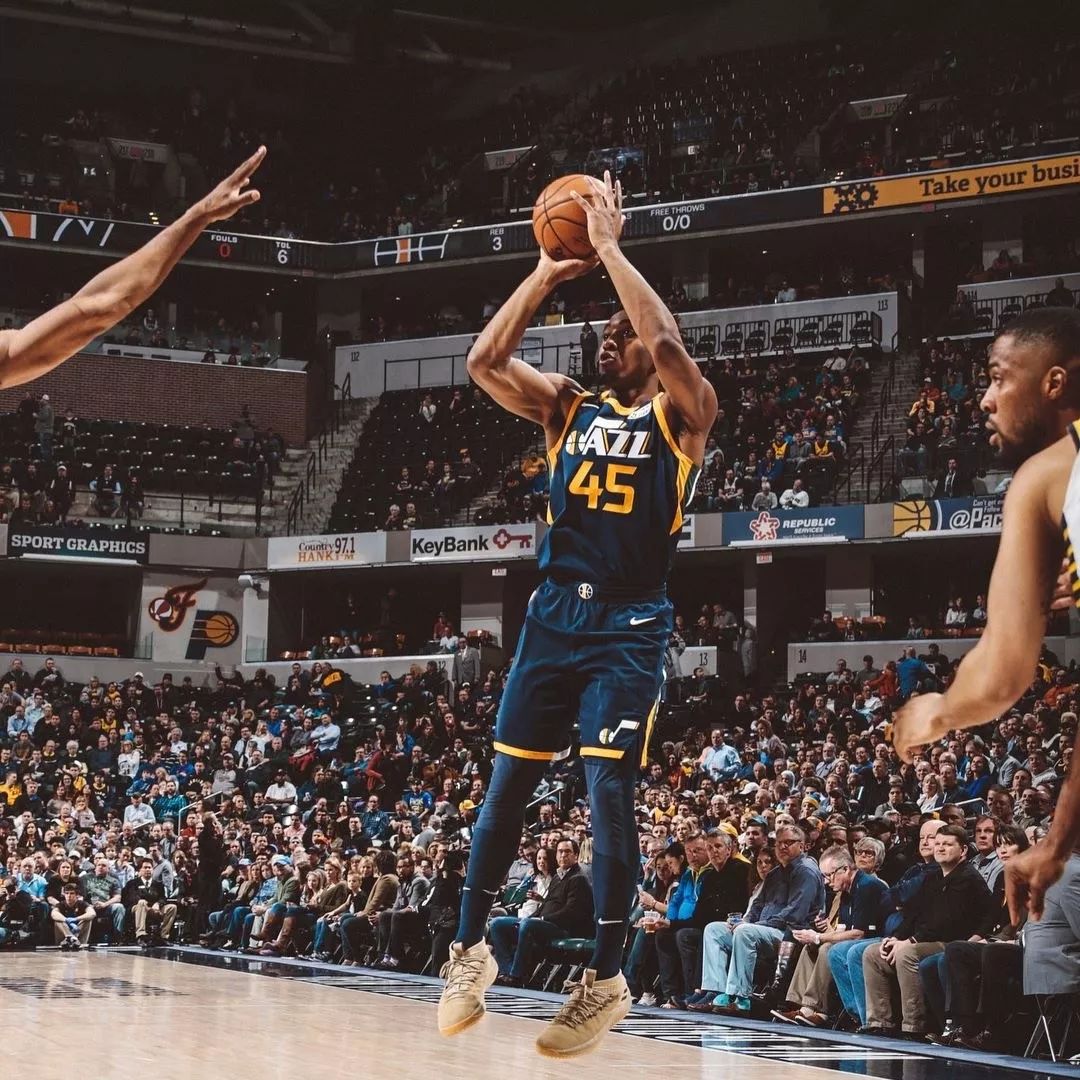 对年轻后卫 对年轻后卫